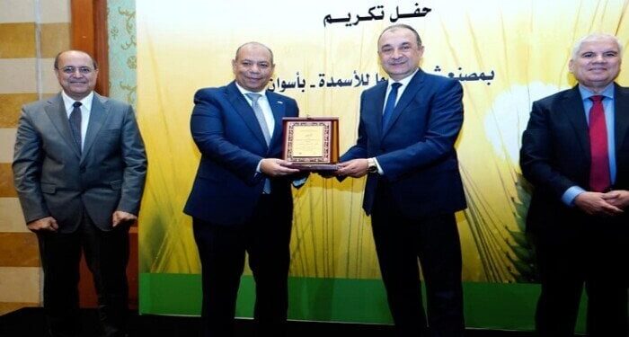 وزير قطاع الأعمال يشهد تكريم عدد من الشركات المصرية المشاركة في أعمال صيانة بشركة ”كيما”