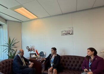 وزير الطيران يلتقي مسؤولة برامج دعم الدول بالإيكاو لبحث دعم مصر