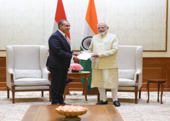 وزير الخارجية يسلم رسالة خطية من رئيس الجمهورية الى رئيس وزراء الهند