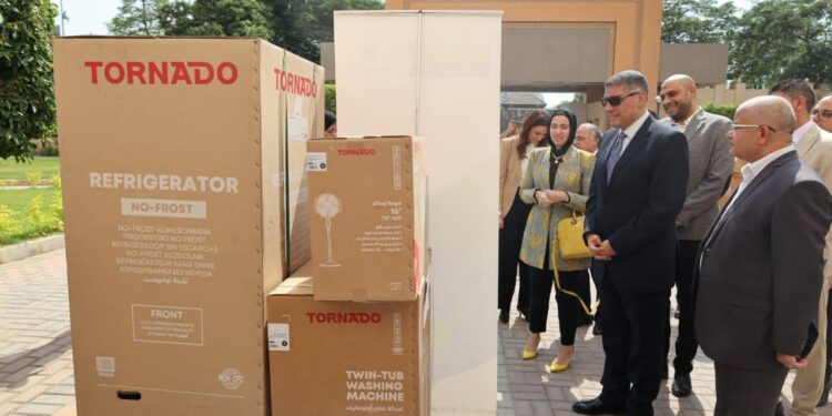 محافظ الجيزة يُسلّم 10 فتيات مقبلات على الزواج أجهزة كهربائية مقدَّمة من مؤسسة العربي