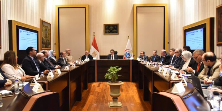 خالد عبدالغفار يترأس اجتماع مجلس مراقبة عمليات الدم لتوحيد الأسعار وضبط حملات التبرع