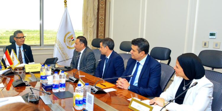 وزير التموين يبحث مع العضو المنتدب والرئيس التنفيذي لشركة “أورانج مصر” تعزيز التعاون في الخدمات الرقمية