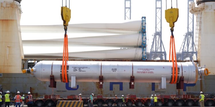 دي بي ورلد – مصر تنجح في مناولة شحنة عملاقة بوزن يتجاوز 500 طن بميناء السخنة