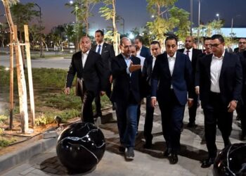 رئيس الوزراء يتفقد سير العمل بمشروع حدائق “تلال الفسطاط”