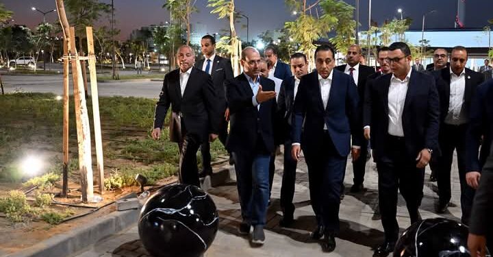 رئيس الوزراء يتفقد سير العمل بمشروع حدائق “تلال الفسطاط”