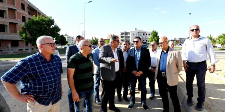 وزير الإسكان يتفقد محاور وطرق مدينة الشروق