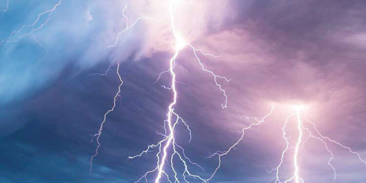 الأقمار الصناعية ترصد سحبا ممطرة.. وتحذيرات من برق ورعد