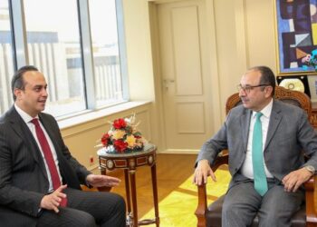 وزير قطاع الأعمال العام يستقبل رئيس هيئة الرعاية الصحية لبحث تعزيز التعاون المشترك