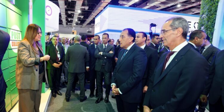 رئيس الوزراء يتفقد جناح البريد في Cairo ICT 2025