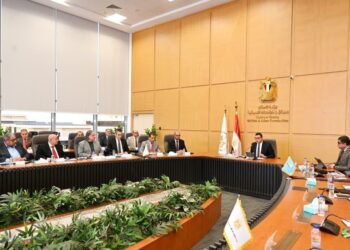 وزير الإسكان يعقد اجتماعًا مع رئيس الشركة القابضة لمياه الشرب والصرف الصحي