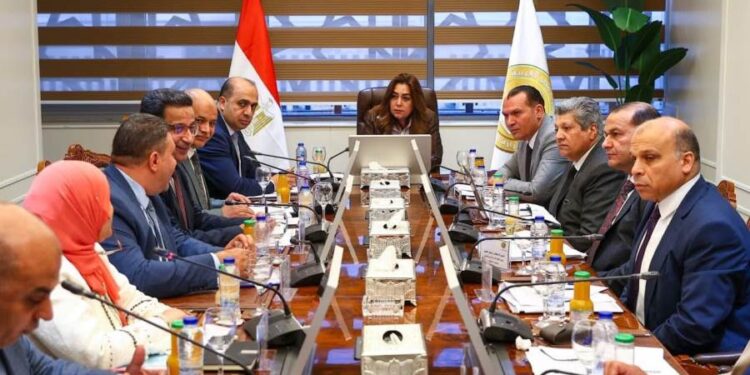 وزيرة التنمية تعقد اجتماعاً لمتابعة جهود التنسيق مع وزارة المالية لتنمية الموارد الذاتية لمختلف المحافظات