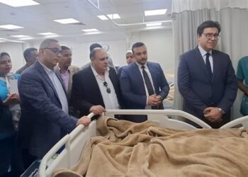 وزير الثقافة يزور طلاب أسوان المصابين في حادث طريق إسنا للاطمئنان على حالتهم الصحية