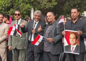 بأعلام مصر وصور الرئيس السيسى.. تجمعات للناخبين بمحيط لجان مدرسة بمصر الجديدة