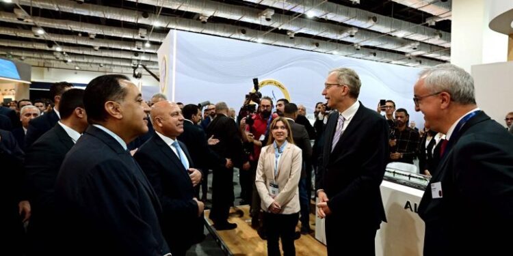 رئيس الوزراء يعطي إشارة بدء التشغيل التجريبي للخط الأول للقطار الكهربائي السريع “السخنة / العلمين / مطروح”