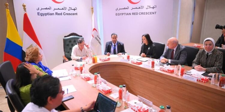 رئيس جمهورية كولومبيا يزور الهلال الأحمر المصري .. ويشيد بالجهود المصرية في تقديم المساعدات الإنسانية للفلسطينيين في قطاع غزة