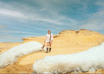 فنانة سيبيرية شابة تبتكر منحوتة جليدية ضخمة في صحراء مصر لتسليط الضوء على أزمة المناخ