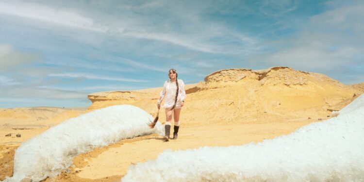 فنانة سيبيرية شابة تبتكر منحوتة جليدية ضخمة في صحراء مصر لتسليط الضوء على أزمة المناخ