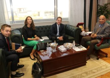 وزير الكهرباء يبحث مع سفير فرنسا بالقاهرة دعم وتعزيز فرص الشراكة والتعاون في مختلف مجالات الكهرباء والطاقات المتجددة