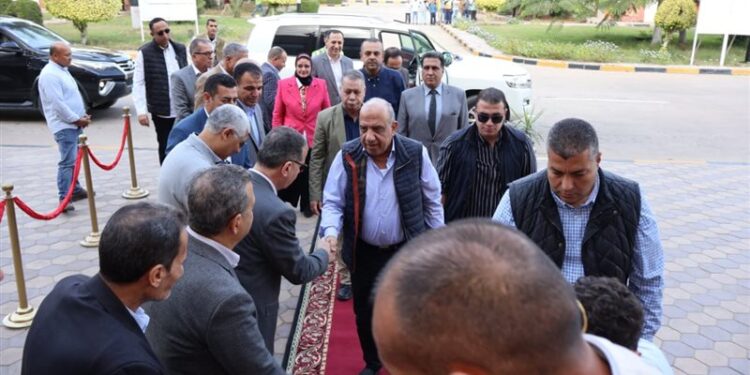 وزير الكهرباء والطاقة المتجددة يتفقد محطة توليد كهرباء النوبارية بمحافظة البحيرة