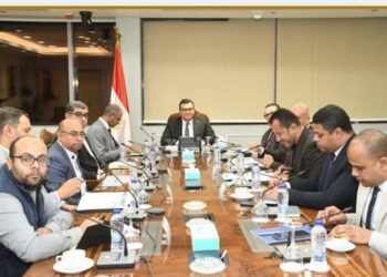 وزير الإسكان يتابع مشروعات المرافق والكهرباء بالمناطق الصناعية بعدد من المدن الجديدة