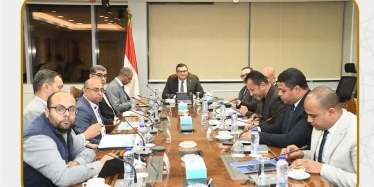 وزير الإسكان يتابع مشروعات المرافق والكهرباء بالمناطق الصناعية بعدد من المدن الجديدة