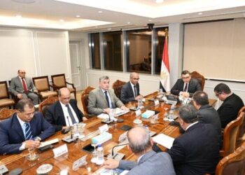 وزير الإسكان يتابع آخر مستجدات المشروعات التي تنفذها المقاولون العرب ضمن مبادرة “حياة كريمة”