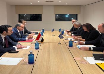 وزير الخارجية يلتقي المفوضة الأوروبية للمتوسط على هامش أعمال المنتدى الإقليمي العاشر