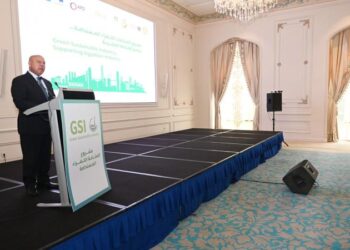 وزير الصناعة والنقل يستعرض خطة التحرك العاجلة لخفض الانبعاثات الكربونية في الصناعة المصرية