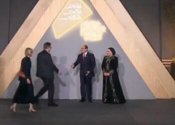 الرئيس السيسي والسيدة قرينته يلتقطان الصورة التذكارية داخل المتحف المصري الكبير