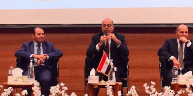 وزير العمل يفتتح ندوة توعوية بقانون العمل الجديد بحضور ممثلي شركات خاصة