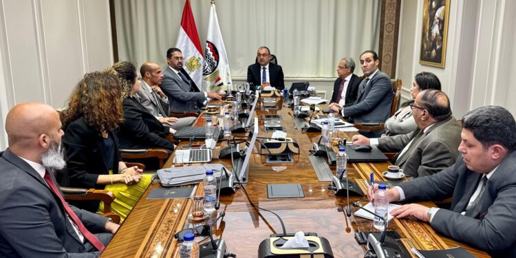 وزير قطاع الأعمال العام يجتمع بمسؤولي “SAP مصر” لمتابعة تنفيذ مشروع “ERP” لتطوير نظم العمل بالشركات التابعة