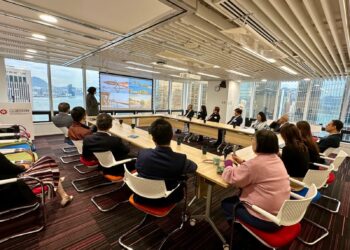 نائب وزير السياحة والآثار تلتقي مع وزيرة الدولة للسياحة والرياضة والثقافة ومسئولي هيئة الاستثمار