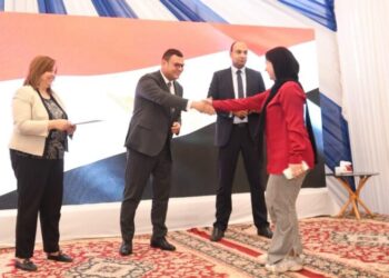 وزير الإسكان يُسلم عددًا من عقود وحدات المبادرة الرئاسية “سكن لكل المصريين” بالإعلان الرابع عشر بحدائق أكتوبر