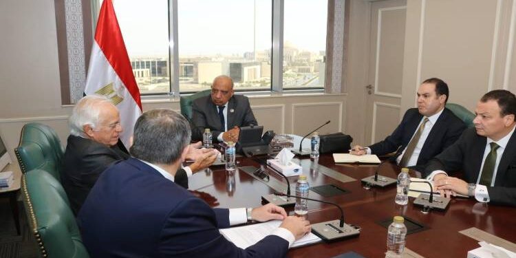 وزير الكهرباء يبحث مع رئيس مجموعة “كوبولوزيس اليونانية” مستجدات التنفيذ في مشروع الربط الكهربائي المصري اليوناني