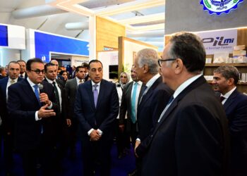 رئيس الوزراء يتفقد معرض “سمارت ديجيتال هيلث جيت”
