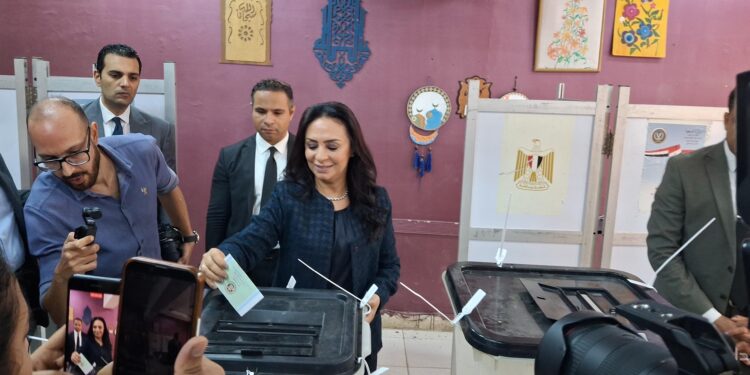 وزيرة التضامن تدلي بصوتها في انتخابات النواب بمدرسة بدر الإعدادية بالدقي