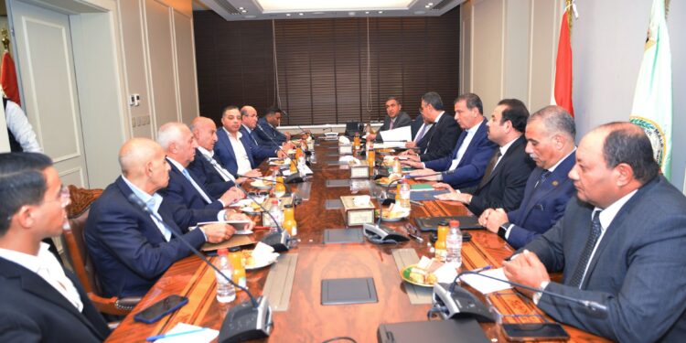 وزيرا الزراعة والتموين ورئيس جهاز مستقبل مصر يبحثون مع اتحاد الدواجن تحفيز الإنتاج المحلي لخفض الاستيراد من الخارج