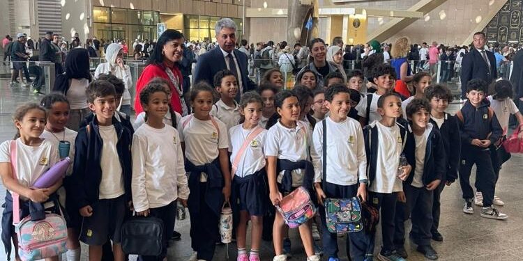 وزير السياحة والآثار يقوم بجولة بالمتحف المصري الكبير لمتابعة حركة الزائرين