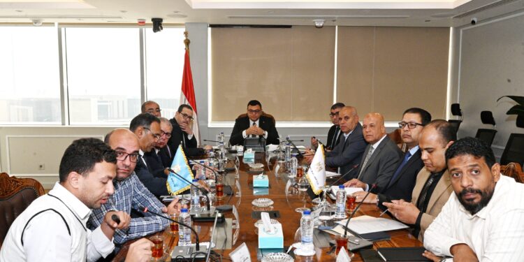 وزير الإسكان يتابع سير العمل بمشروعات الطرق والمرافق والمشروعات السكنية المتنوعة بمدينة حدائق أكتوبر