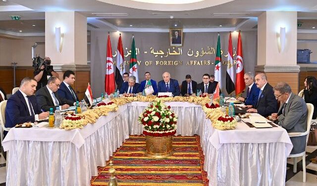 وزير الخارجية يشارك في اجتماع الآلية الثلاثية لدول جوار ليبيا بالجزائر