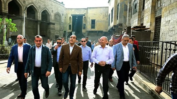 رئيس الوزراء يتفقد أعمال إعادة إحياء منطقة حارة الروم وباب زويلة