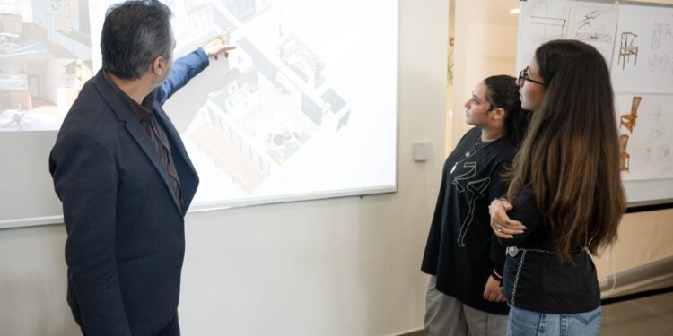 جامعة مصر للمعلوماتية تواكب التحول الرقمي ببرنامج تصميم داخلي ذكي