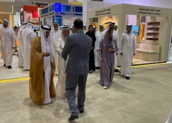 الشيخ سلطان القاسمي يتفقد جناح الهيئة المصرية العامة للكتاب