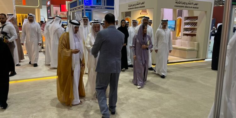 الشيخ سلطان القاسمي يتفقد جناح الهيئة المصرية العامة للكتاب