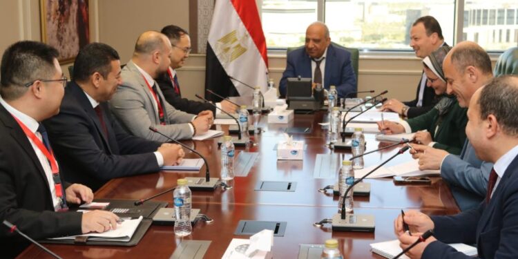 وزير الكهرباء يبحث مع مجموعة “XD” الصينية سبل دعم وتطوير الشراكة القائمة بين الشركة وقطاع الكهرباء
