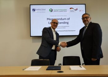 بنك التعمير والإسكان يوقع مذكرة تفاهم مع مدرسة فرانكفورت لتعزيز ريادته في التمويل الأخضر والمستدام