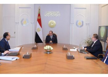 الرئيس السيسي يجتمع مع رئيس الوزراء ومحافظ البنك المركزي ووزير المالية