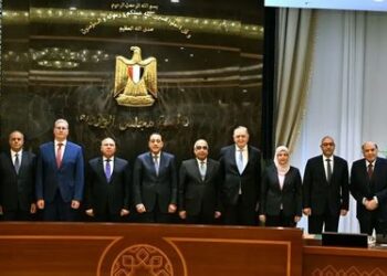 رئيس الوزراء يشهد توقيع اتفاقية تسوية بين عددٍ من الجهات الحكومية وشركة جنوب الوادي للأسمنت