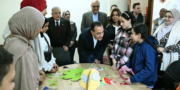 رئيس الوزراء يتفقد مكتبة مصر العامة بشبين القناطر