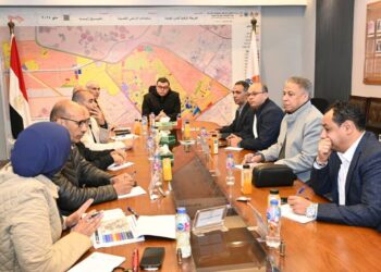 وزير الإسكان يعقد اجتماعاً  بمقر جهاز مدينة الشيخ زايد لاستعراض خُطط تطوير الطرق والمحاور